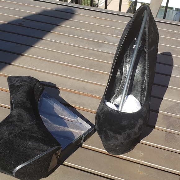 Shoes( both pair included) - Picture 1 of 8